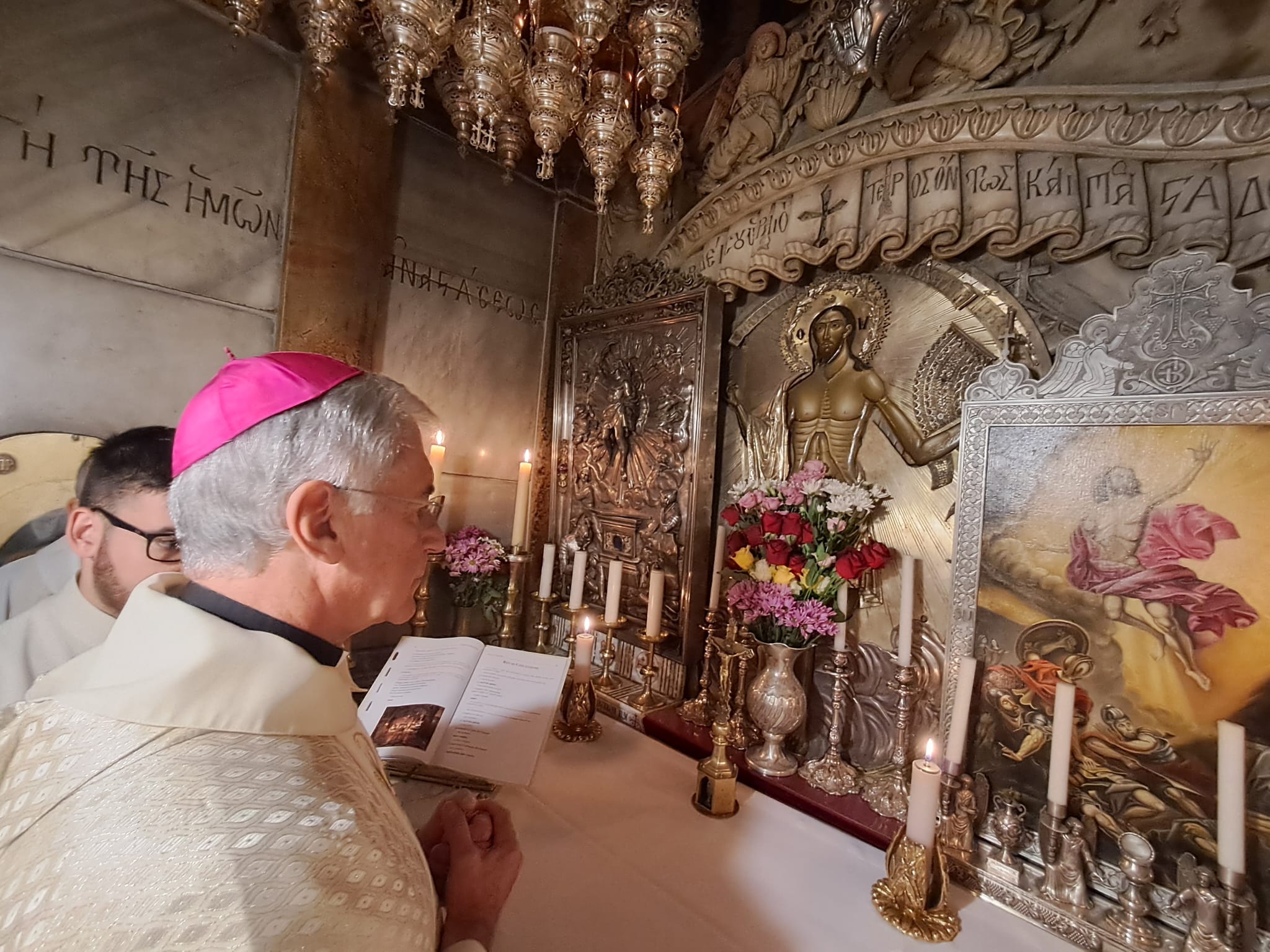 Mons. Boccardo mentre celebra allinterno del Santo Sepolcro 