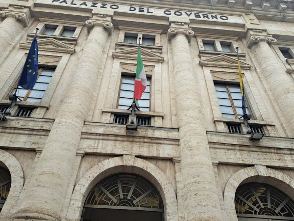 bandiere sulla faccaiata