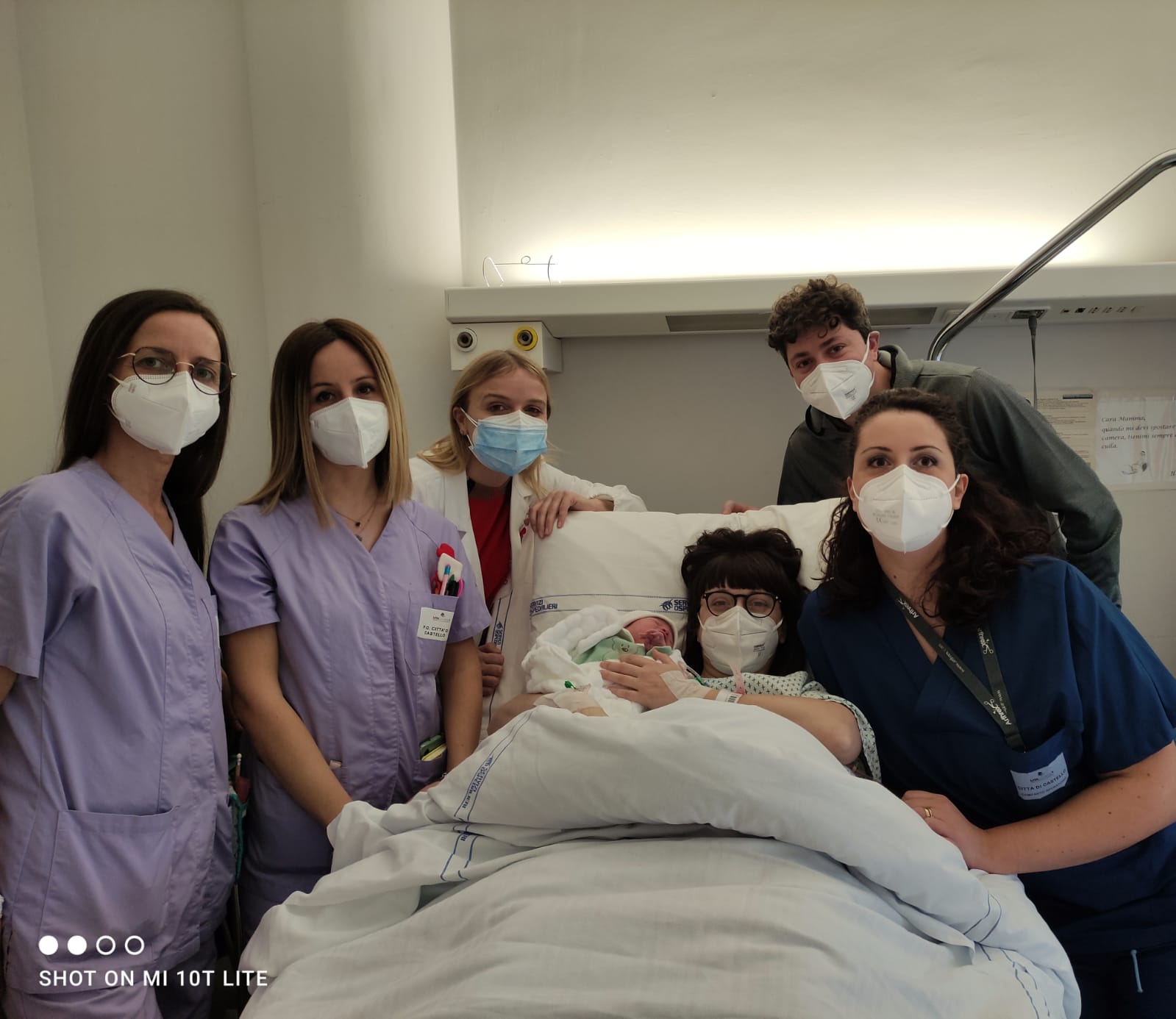 2022 1 1 Nora con genitori e personale