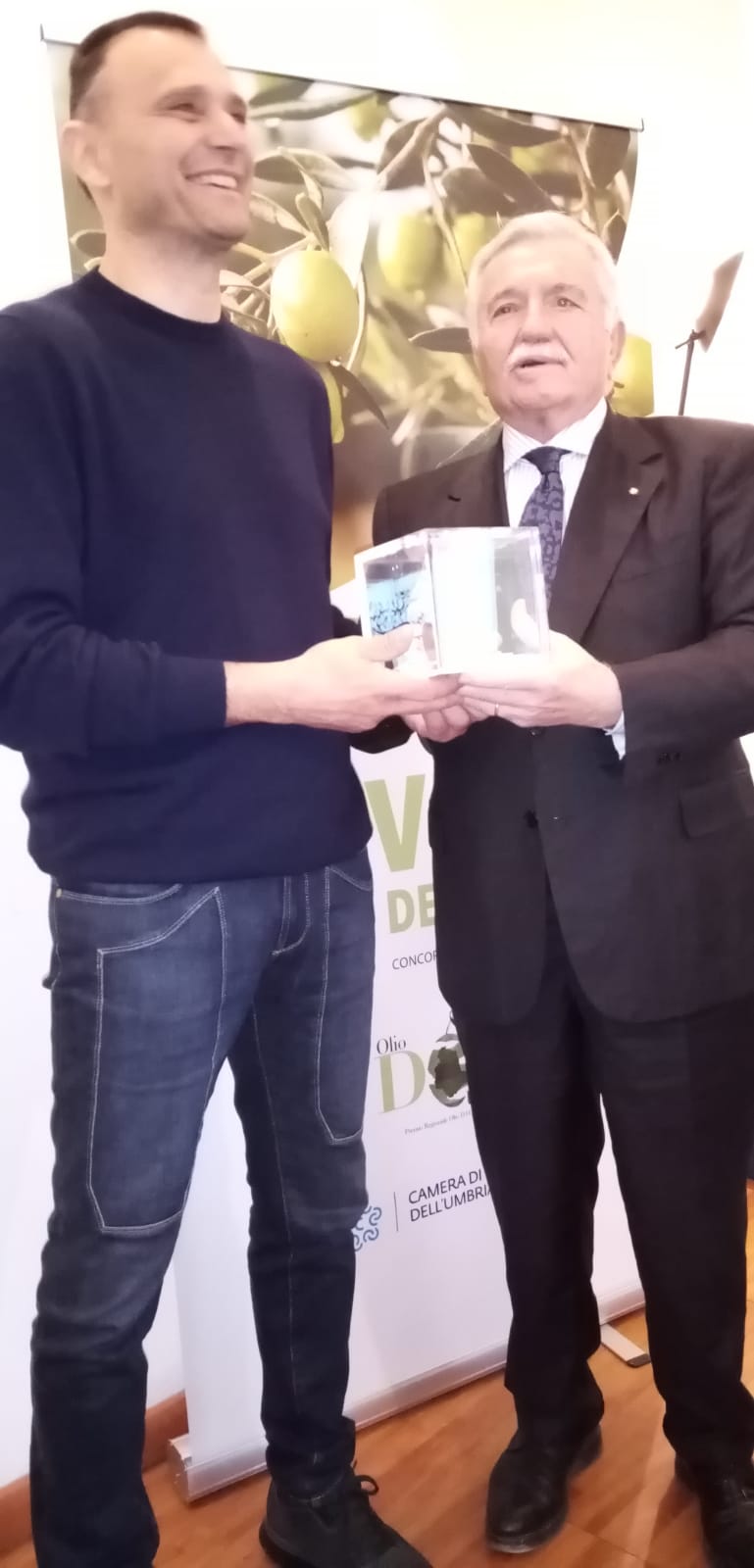 Olio DOP Umbria primo classificato Azienda Agraria Decimi. min