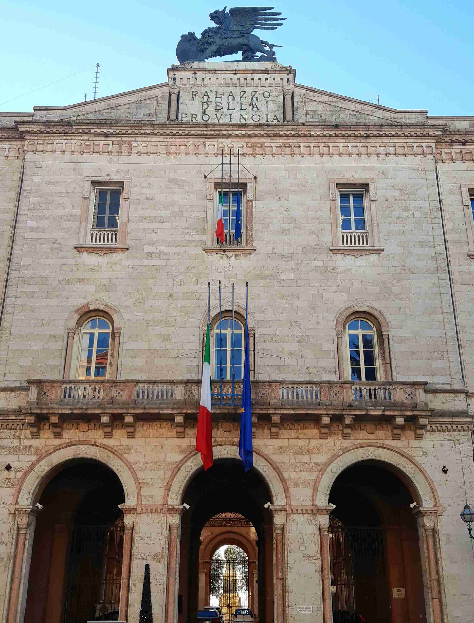 Palazzo provincia bandiere a mezzasta2