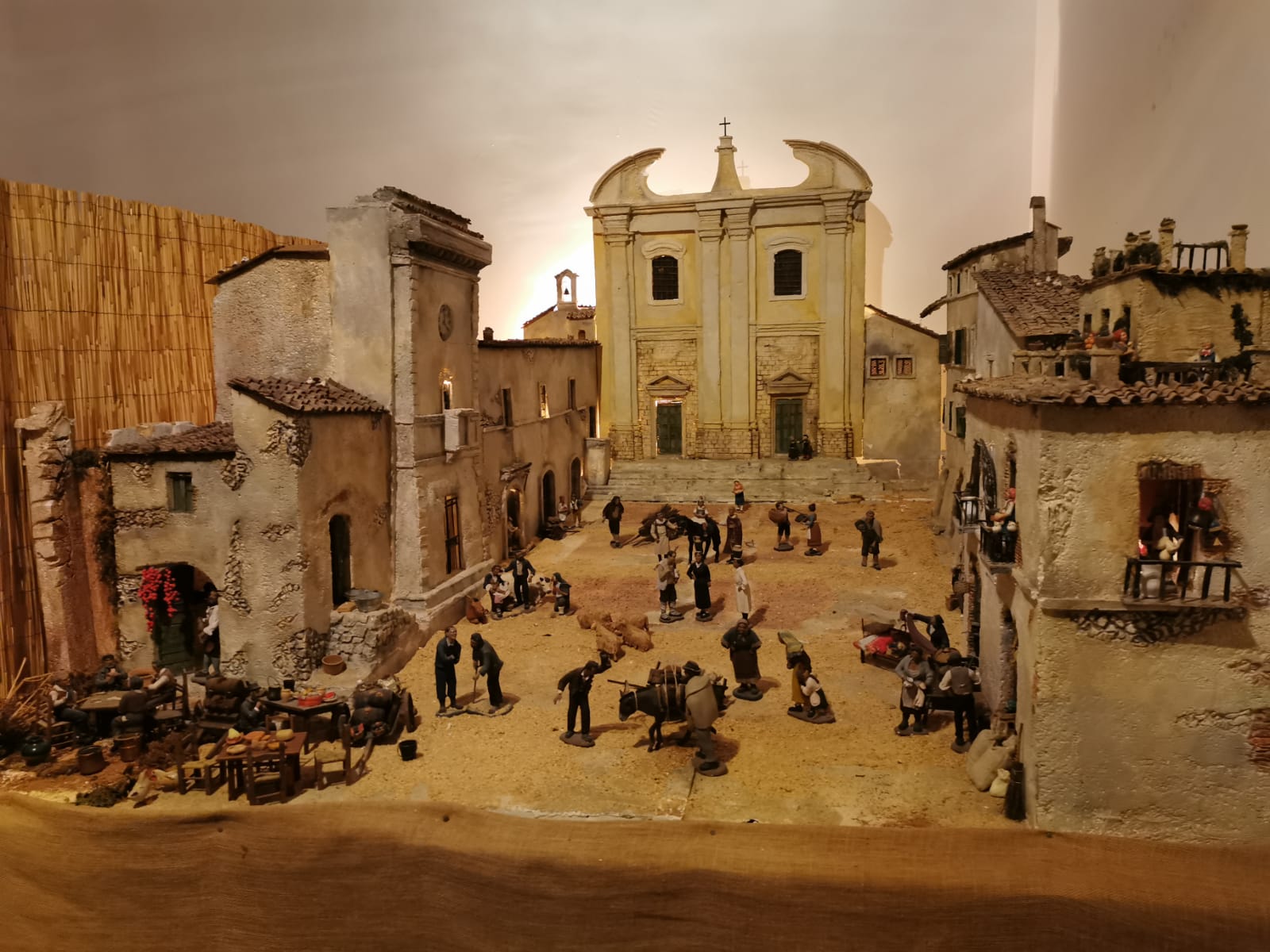 Uno dei presepi artigianali che ripropone la piazza principale di Calvi dellUmbria