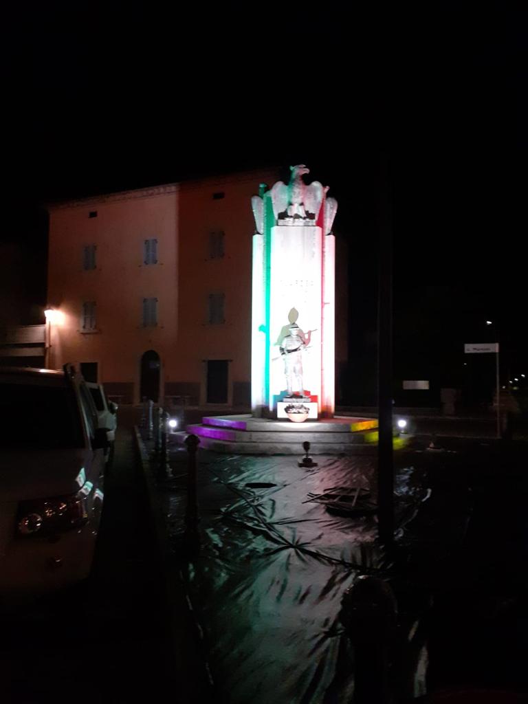 guardea monumeto ai caduti tricolore