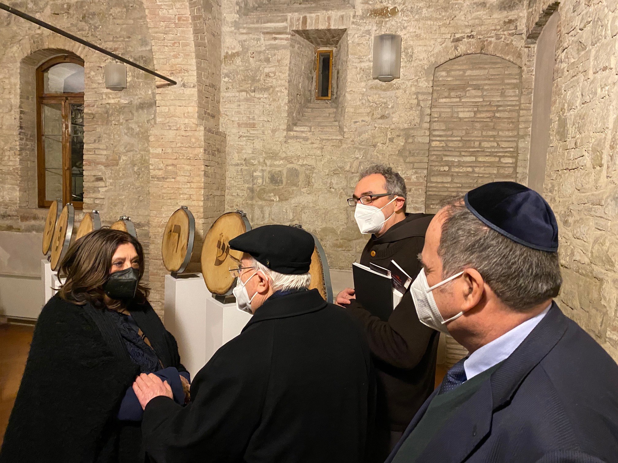 il cardinale bassetti con larchitetto Zattini allinaugurazione della mostra