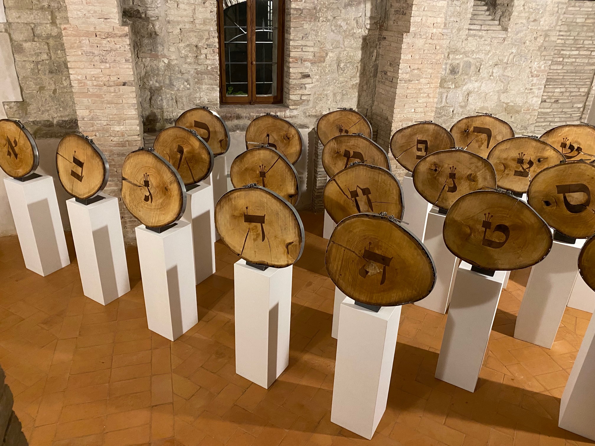 le 22 lettere dellalfabeto ebraico in mostra 