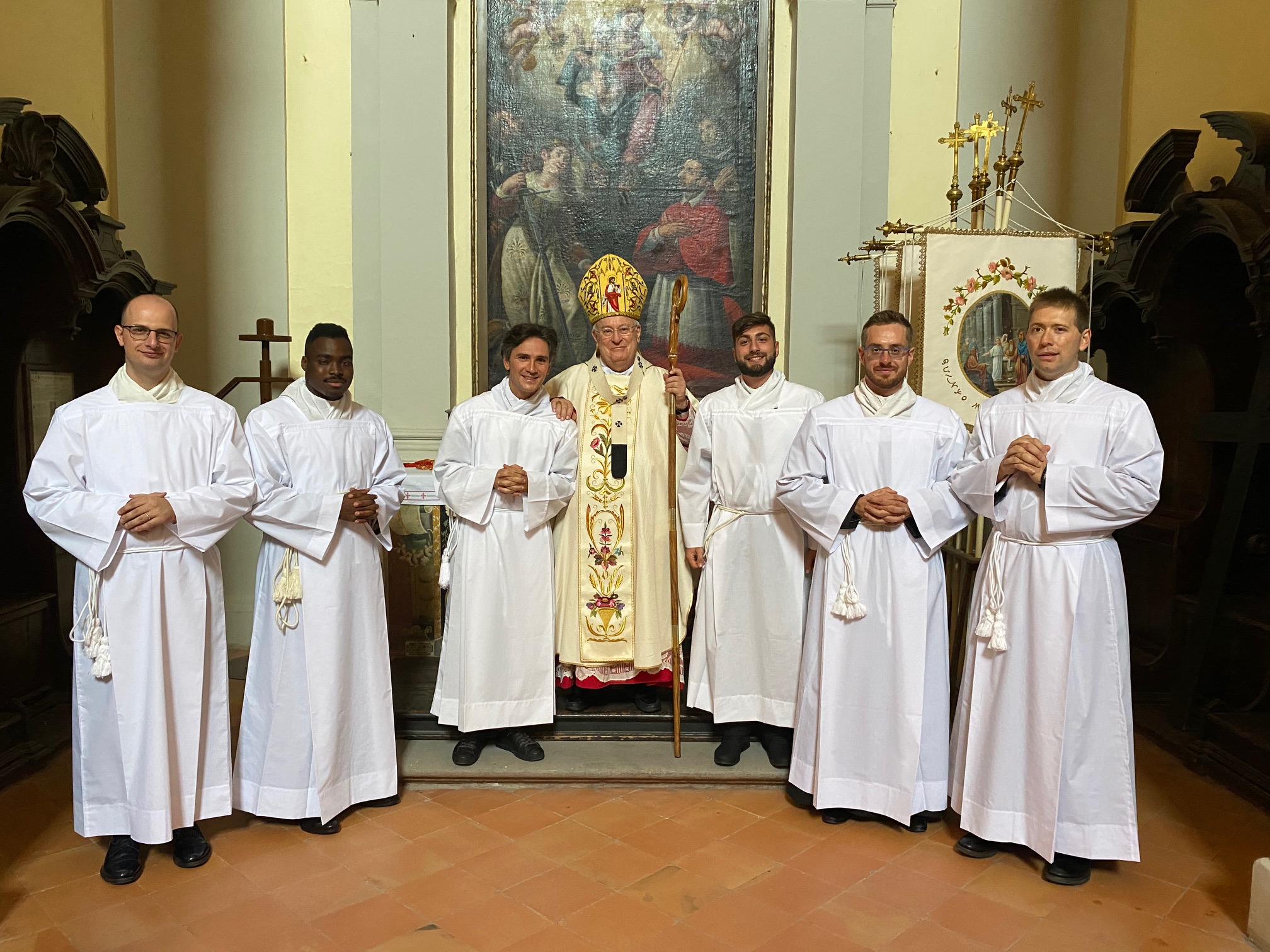 lordinando sacerdote Emmanule John Olajide Boluwatife secondo da sinistra tra i seminaristi ordinati diaconi il 12 09 2020 