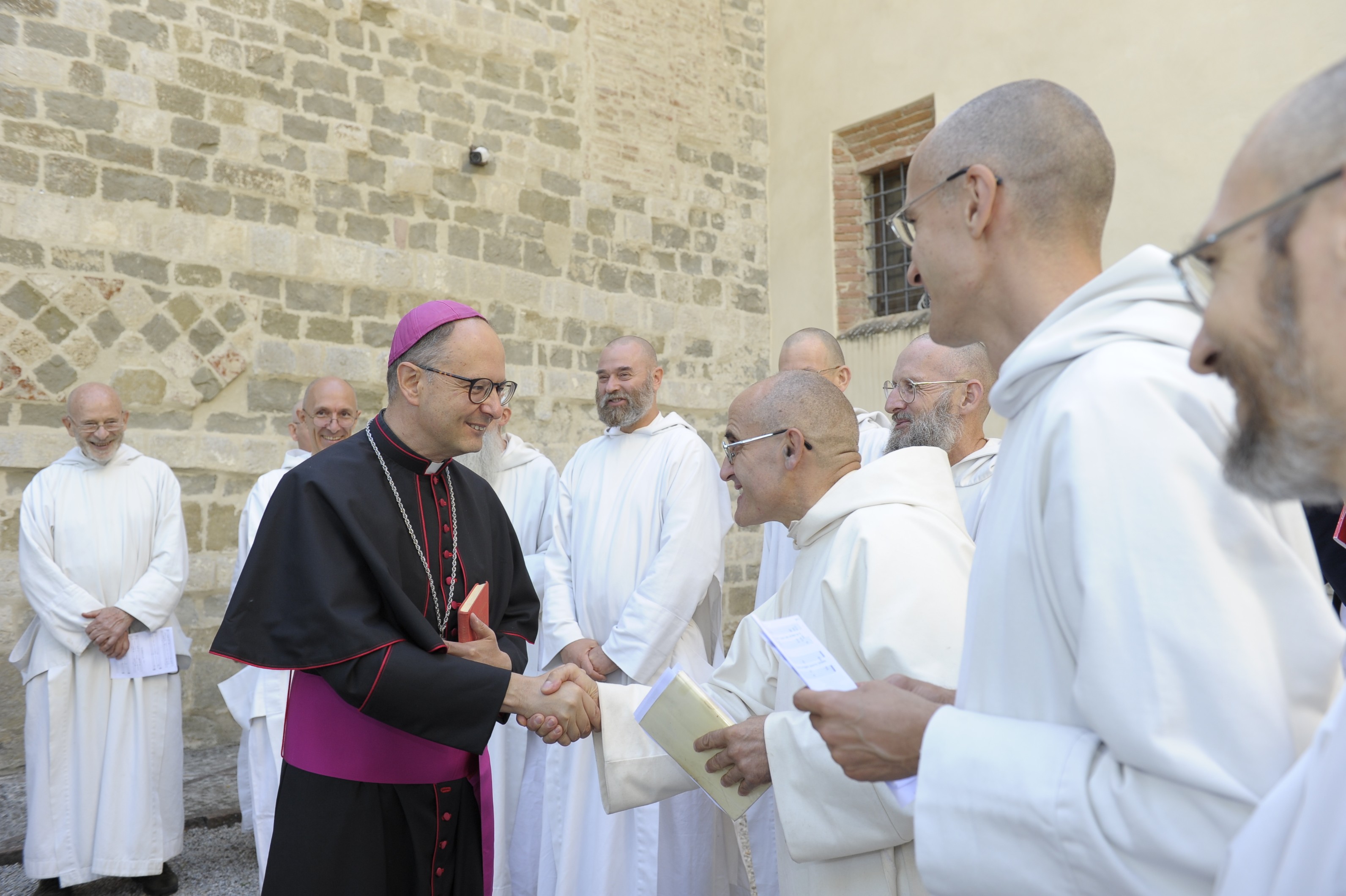 mons. maffeis saluta i monaci di betlemme delleremo di montecorona