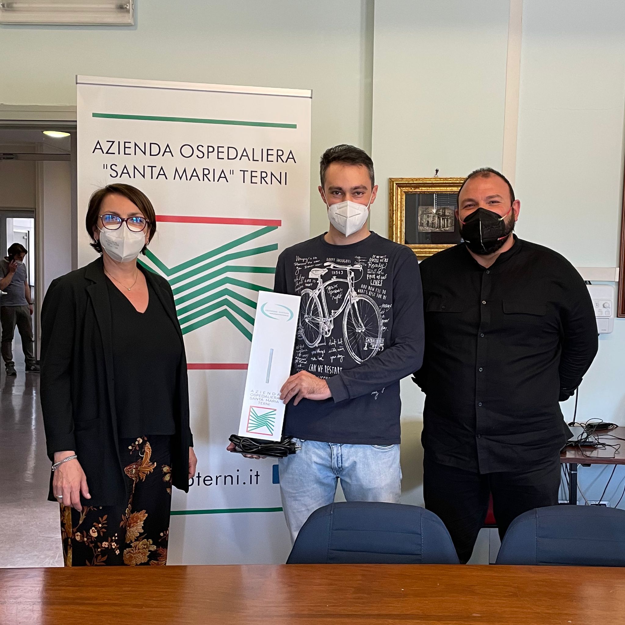 da sx il direttore sanitario Alessandra Ascani, Stefano Zannori che ha effettuato la donazione e Leonardo Fausti della task force donazioni;