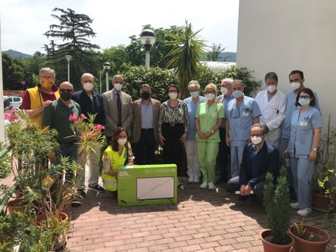  rappresentanti del Lions Club, il direttore sanitario Alessandra Ascani insieme ai medici del Santa Maria
