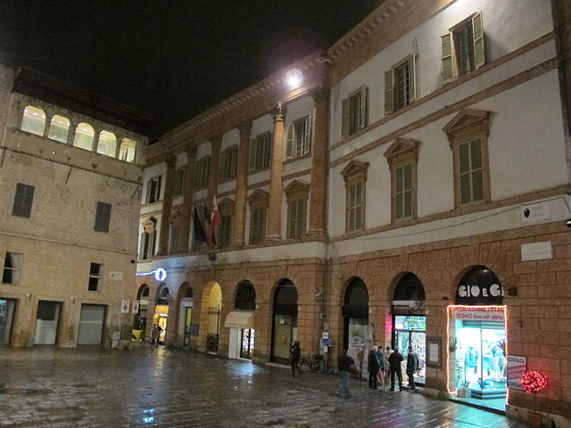 640px Foligno piazza della repubblica 05 palazzo trinci