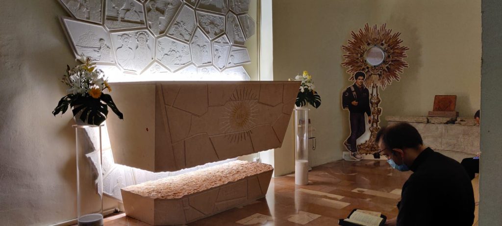 Foto Tomba Carlo Acutis Santuario della Spogliazione 1024x461