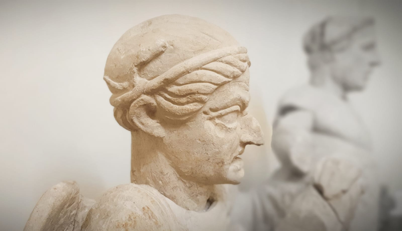 Particolare statua cineraria. Foto di Giampiero Galardini