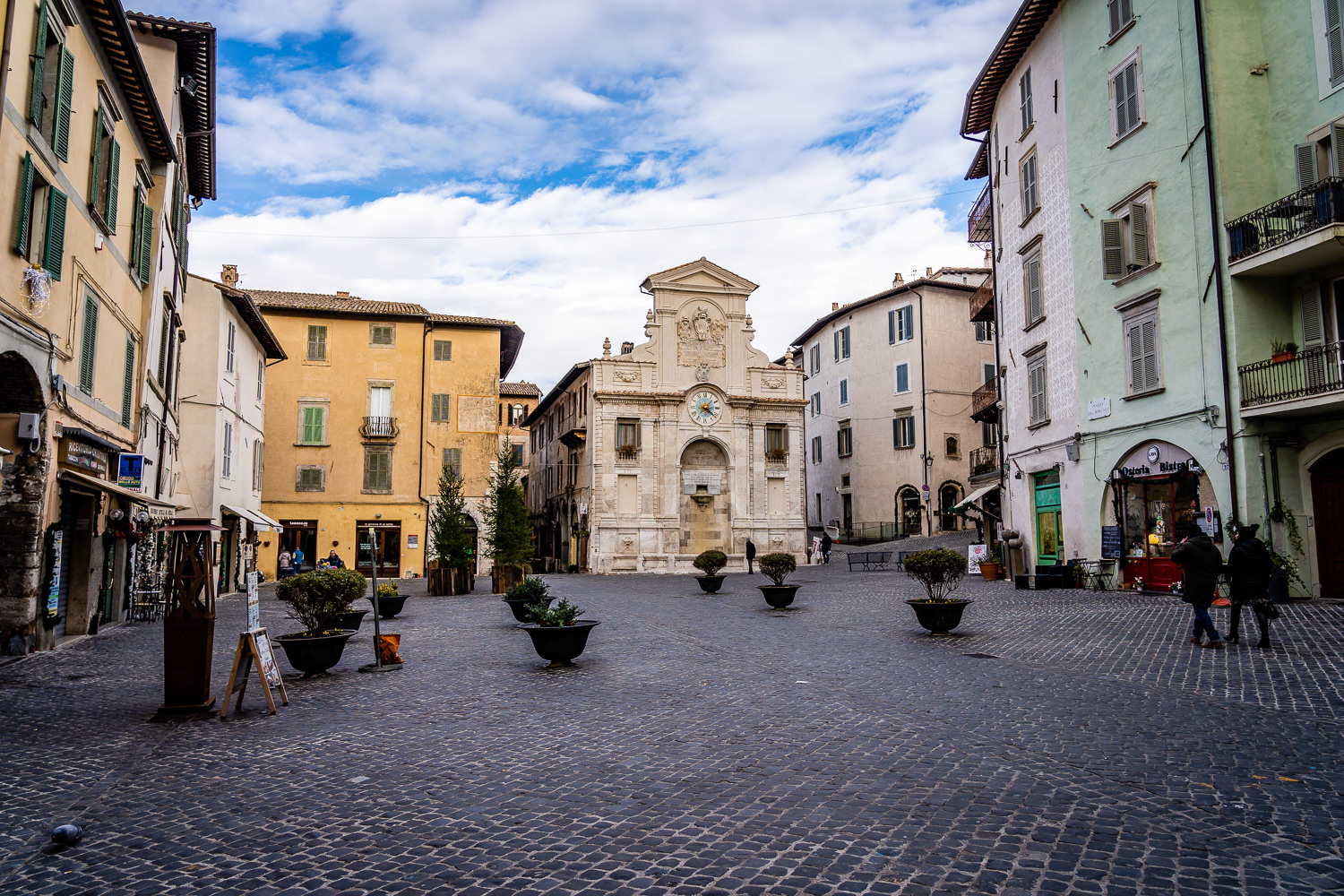 Spoleto fontana e Piazza del Mercato