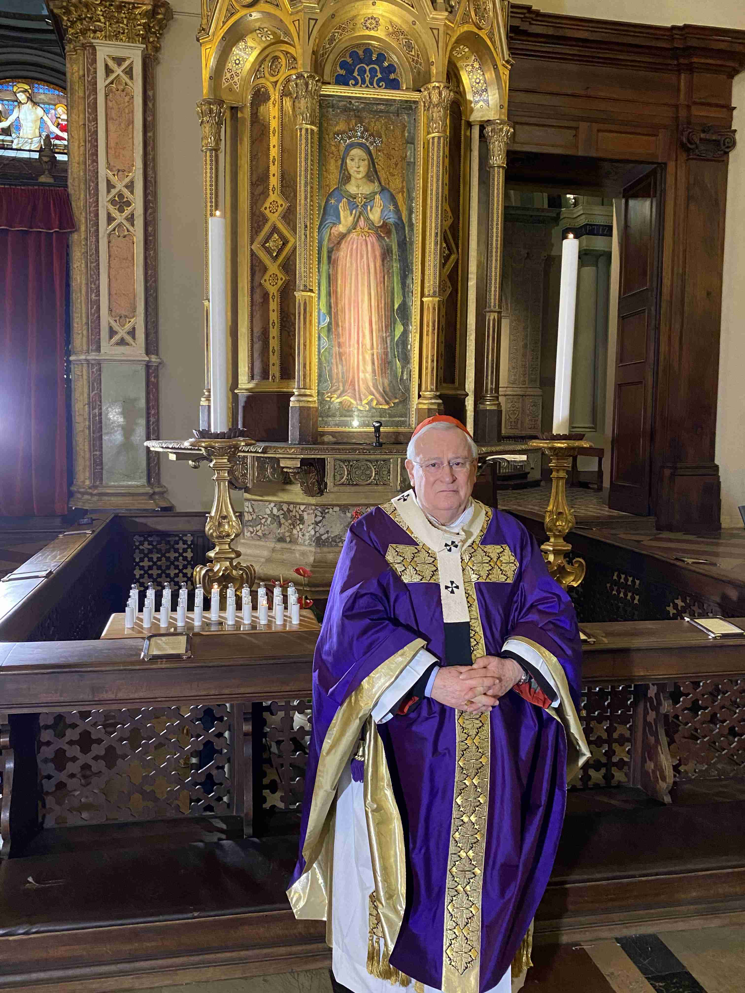 card bassetti davanti allicona della madonna delle grazie della cattedrale di perugia