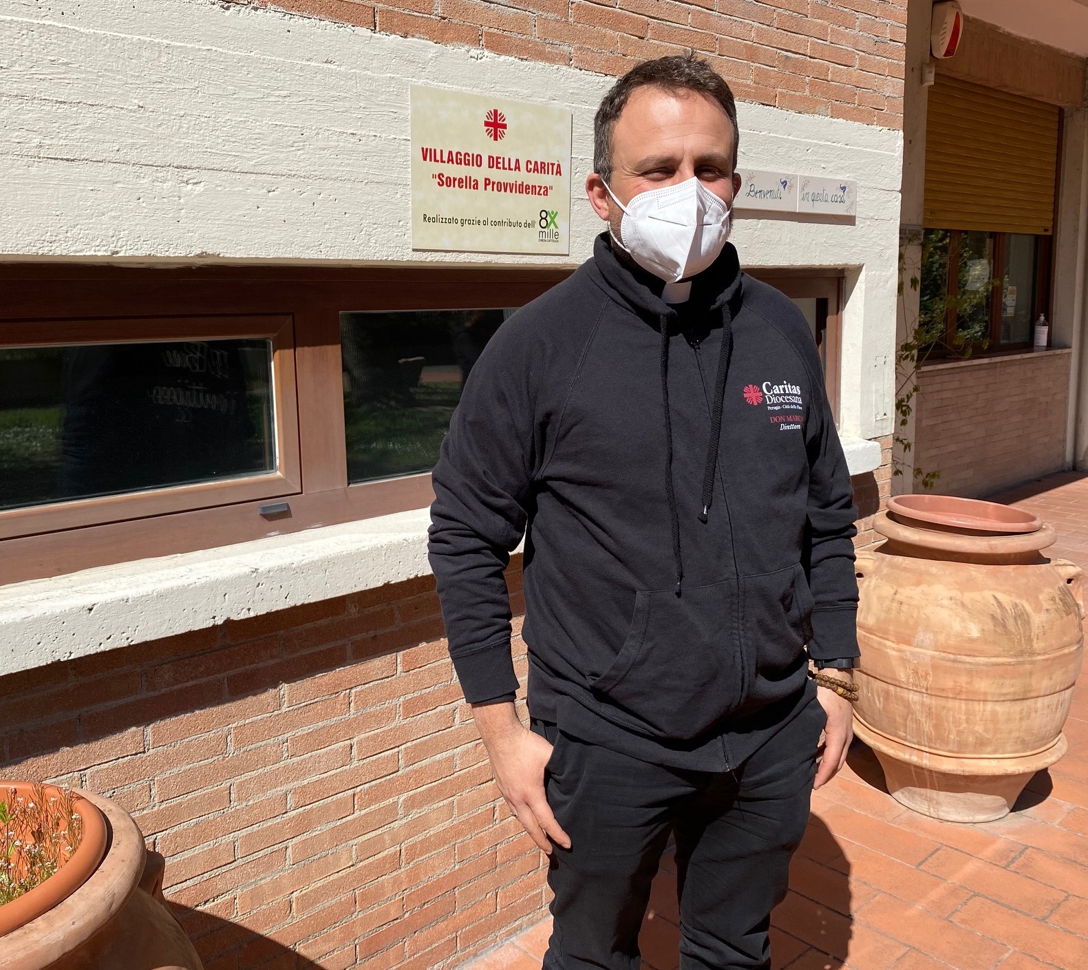 don marco briaziarelli direttore caritas dioc perugia allingresso del villaggio della carità