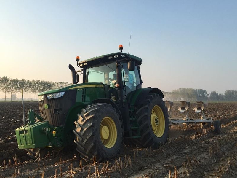 lavoro nei campi con macchina agricola