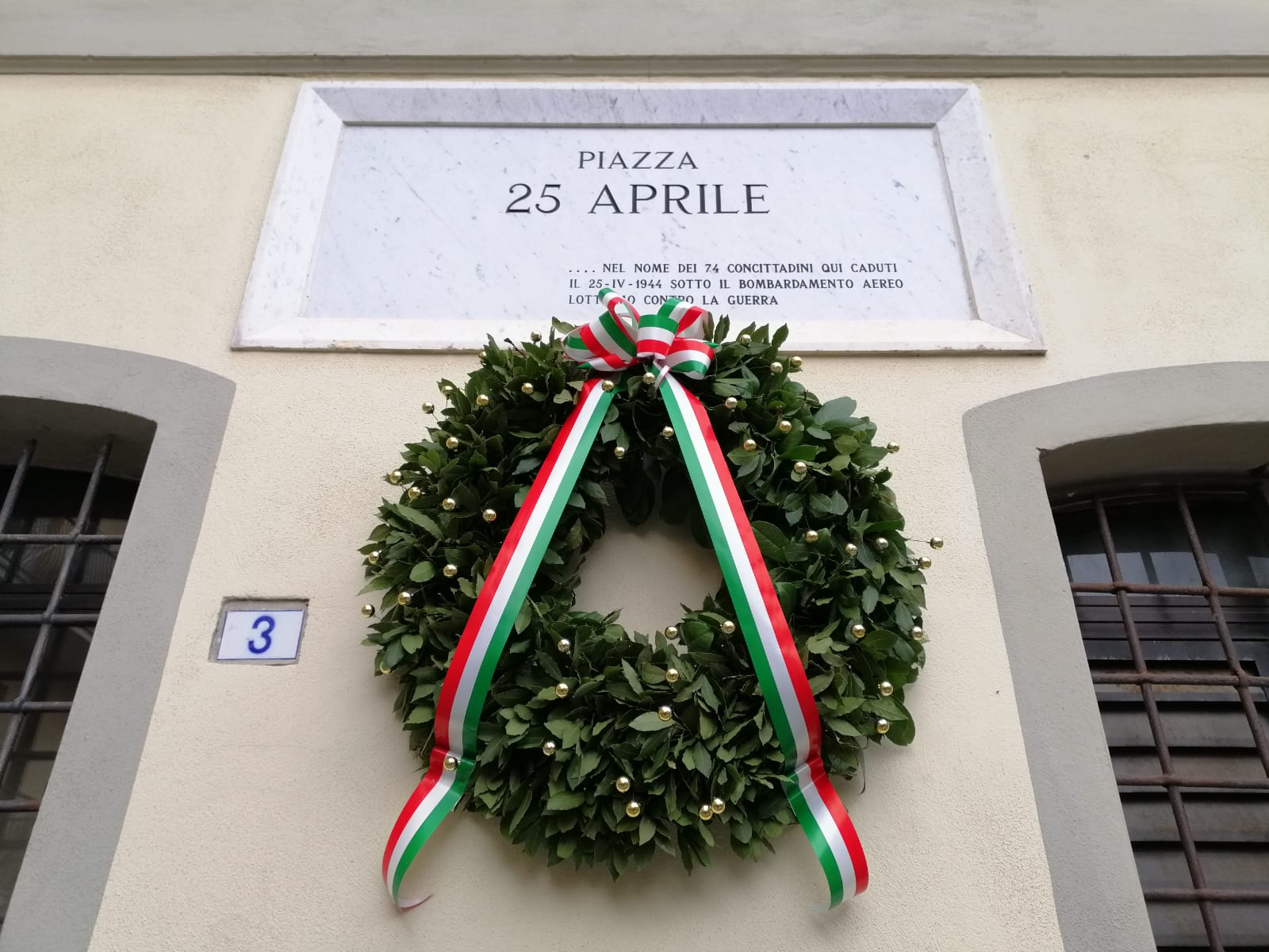 Corona allora piazza 25 aprile