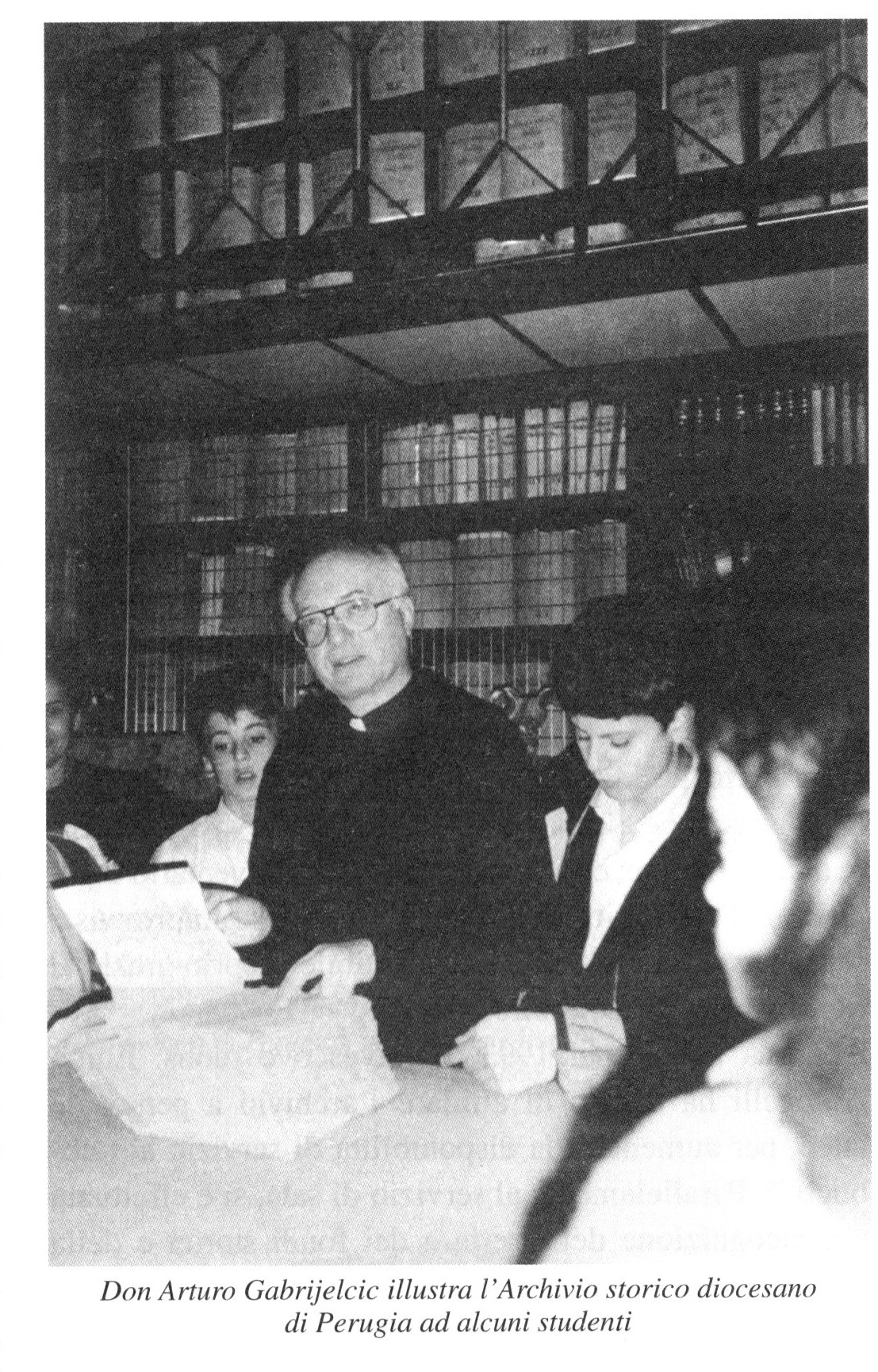 Don Arturo Gabrijelcic illustra lArchivio Storico Diocesano di Perugia ad alcuni studenti