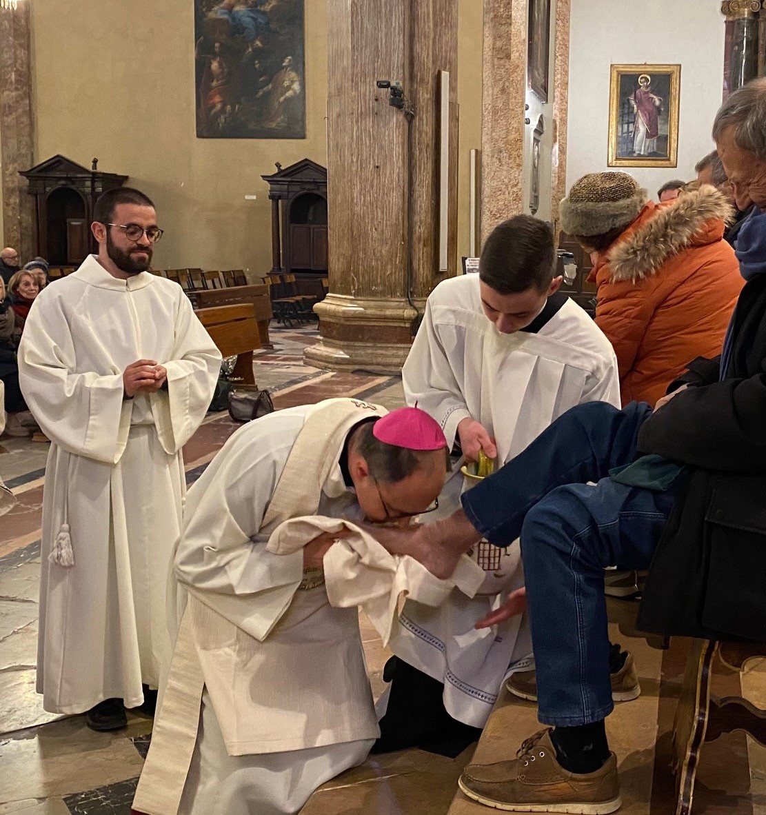giovedì santo 2023 in cattedrale rito lavanda dei piedi 