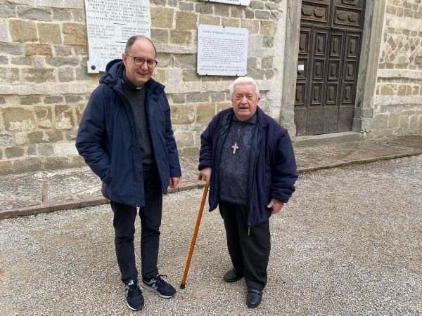 larcivescovo ivan maffeis mentre incontra don renzo piccioni pignani parroco di montecorona allesterno della abbazia di san salvatore