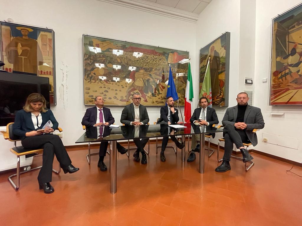 tavolo conf stampa