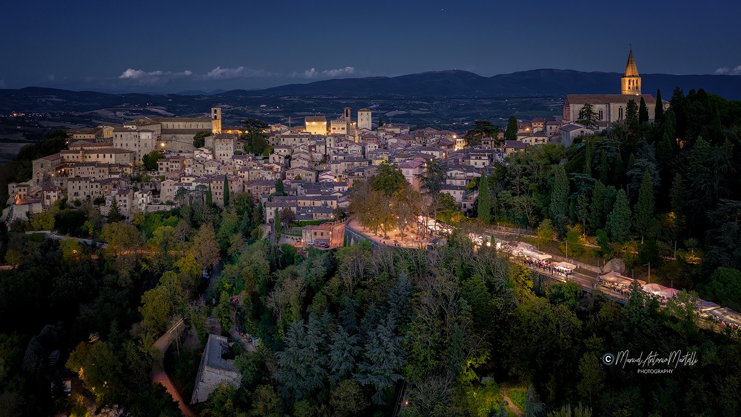 todi di notte foto di Manuel Martelli