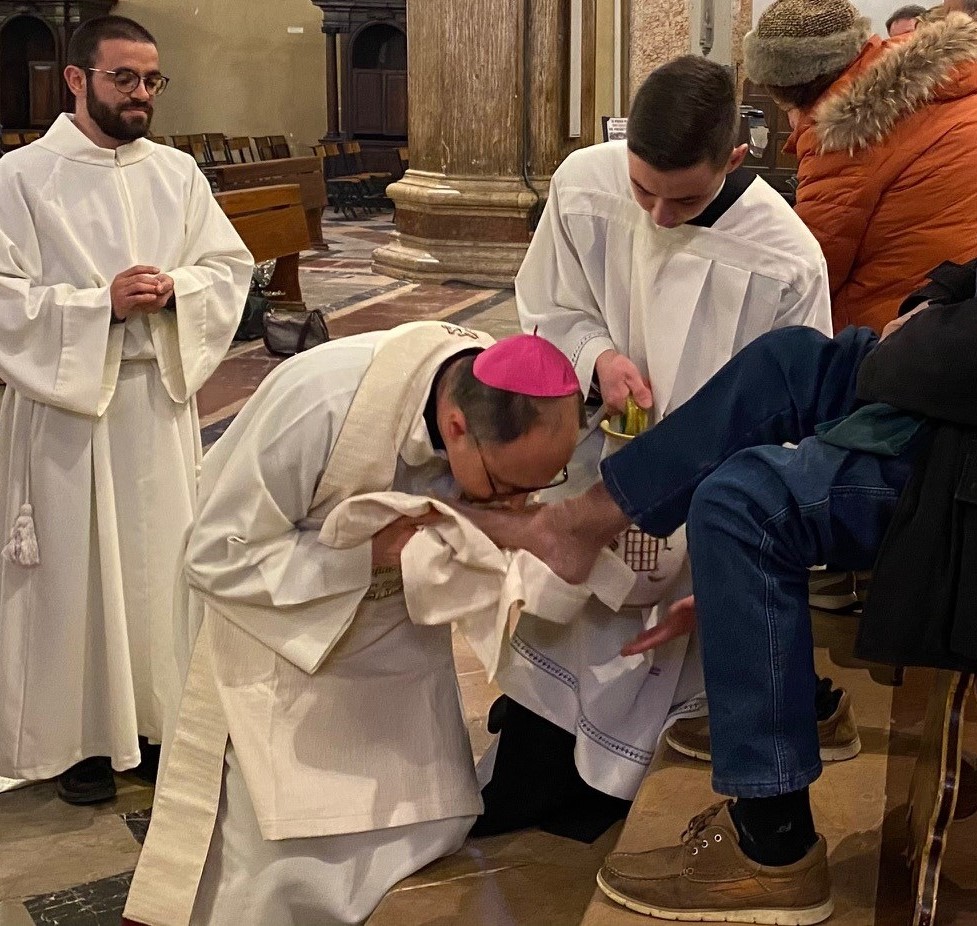 giovedì santo 2023 in cattedrale rito lavanda dei piedi 1