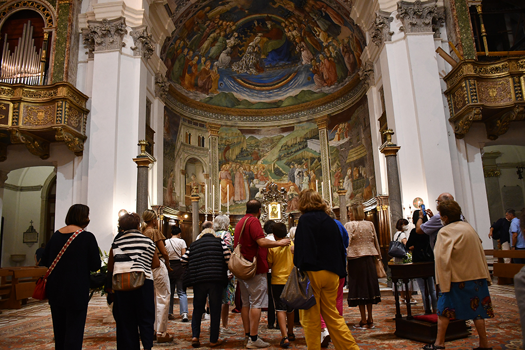 Fedeli in preghiera dinanzi Santissima Icone