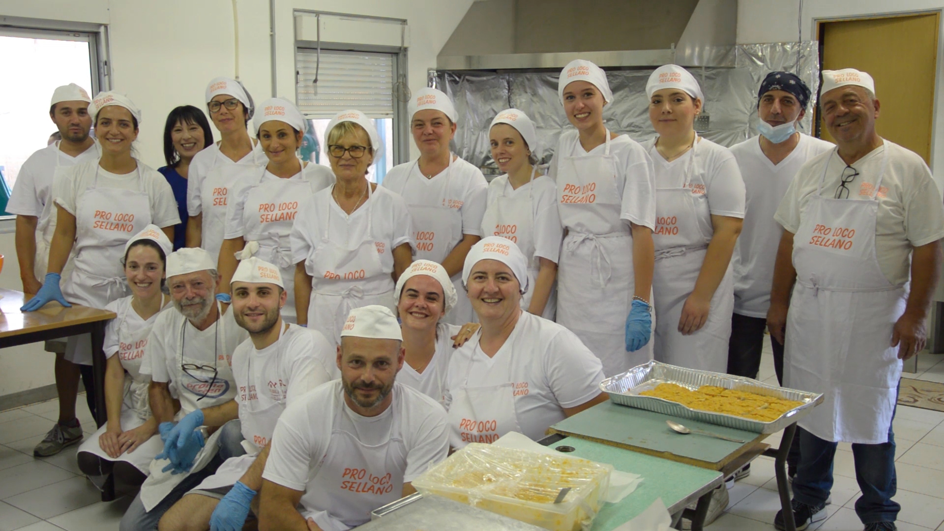 Lo staff della cucina della sagra