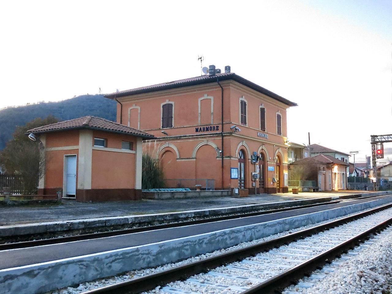 1280px Stazione di Marmore esterno lato binari 10