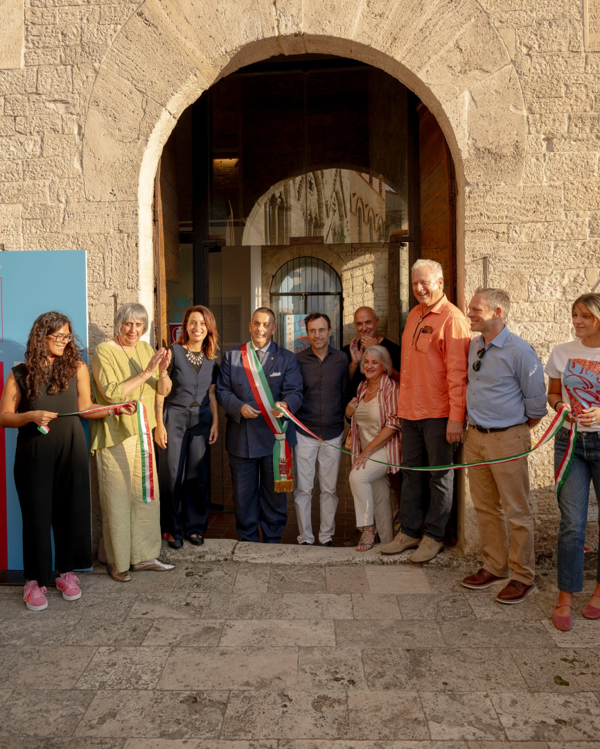 1 foto taglio del nastro mostra mark di suvero tf2024