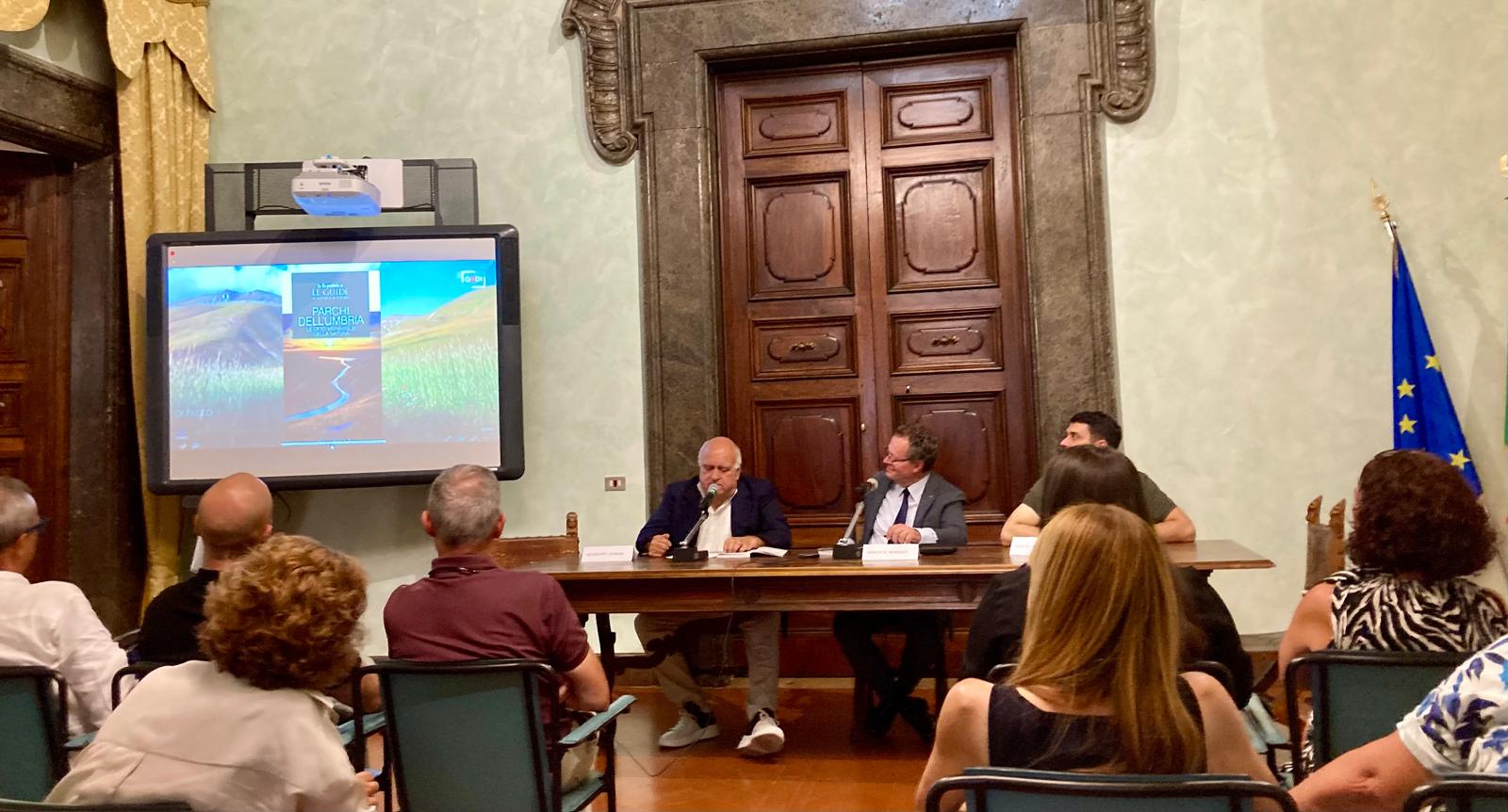 Da sinistra Giuseppe Cerasa Direttore de Le Guide di Repubblica Roberto Morroni Assessore Regione Umbria alle Politiche agricole e agroalimentari e Giulio Gigli Chef del ristorante UNE Foligno