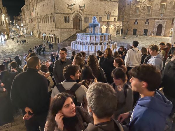 Giovani della Città dellUomo davanti alla Cattedrale di Perugia 