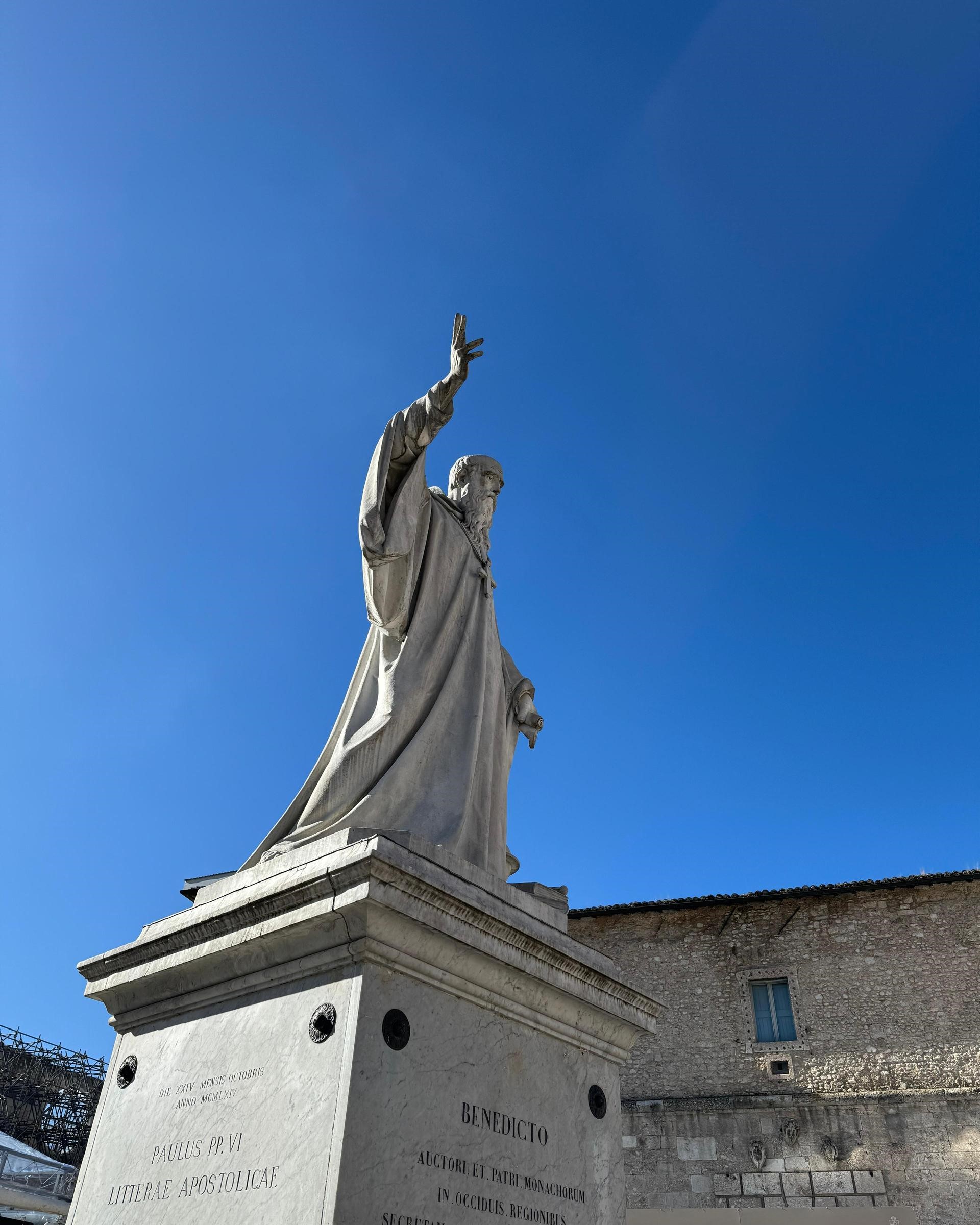 statua san Benedetto Norcia