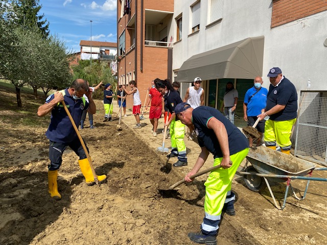 Cittadini e volontari a lavoro