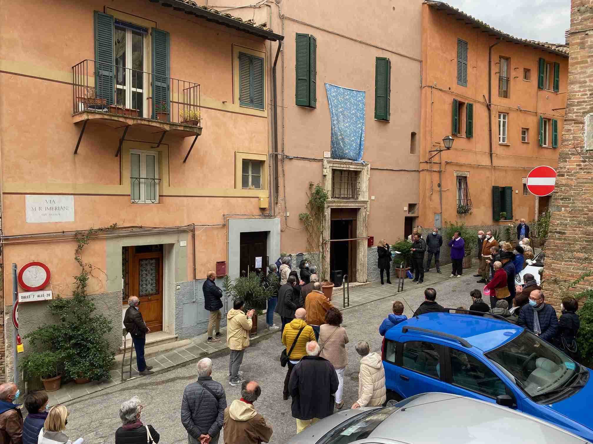 cittadini allinaugurazione scultura mariana ingresso mensa caritas perugia f2