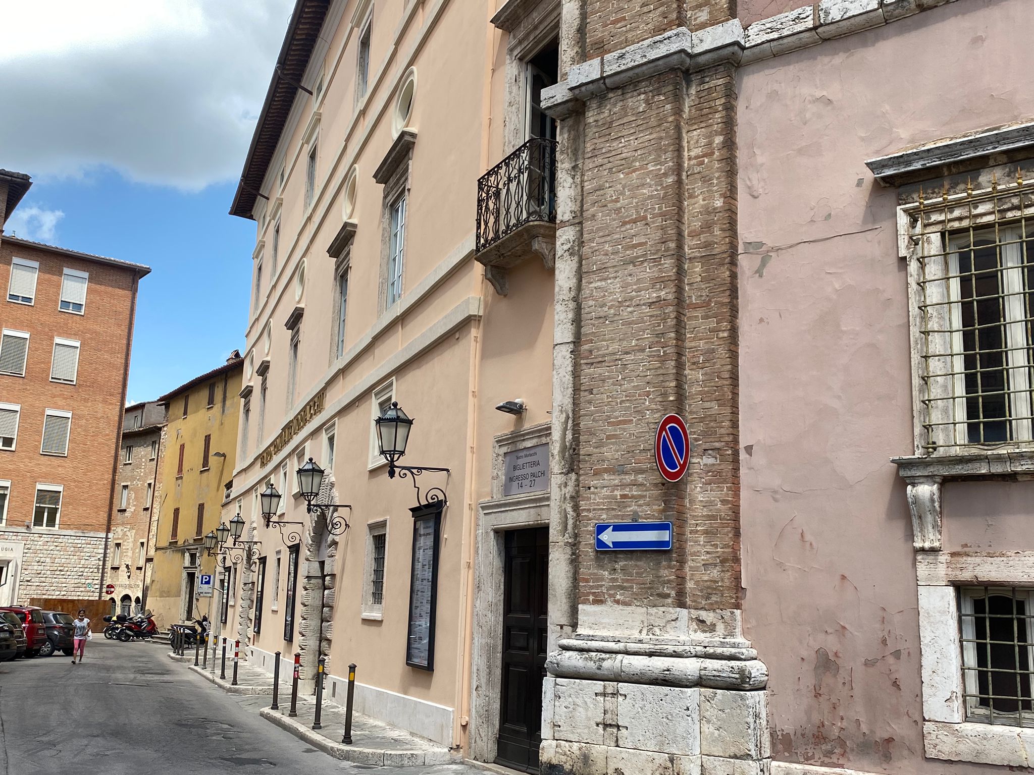 piazza Morlacchi ingresso teatro
