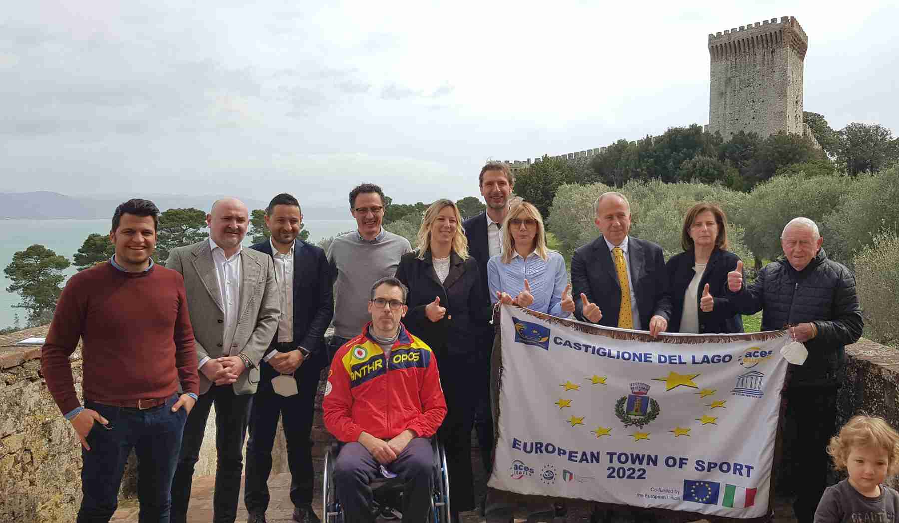 Castiglione Comune dello Sport Gruppo con bandiera 2
