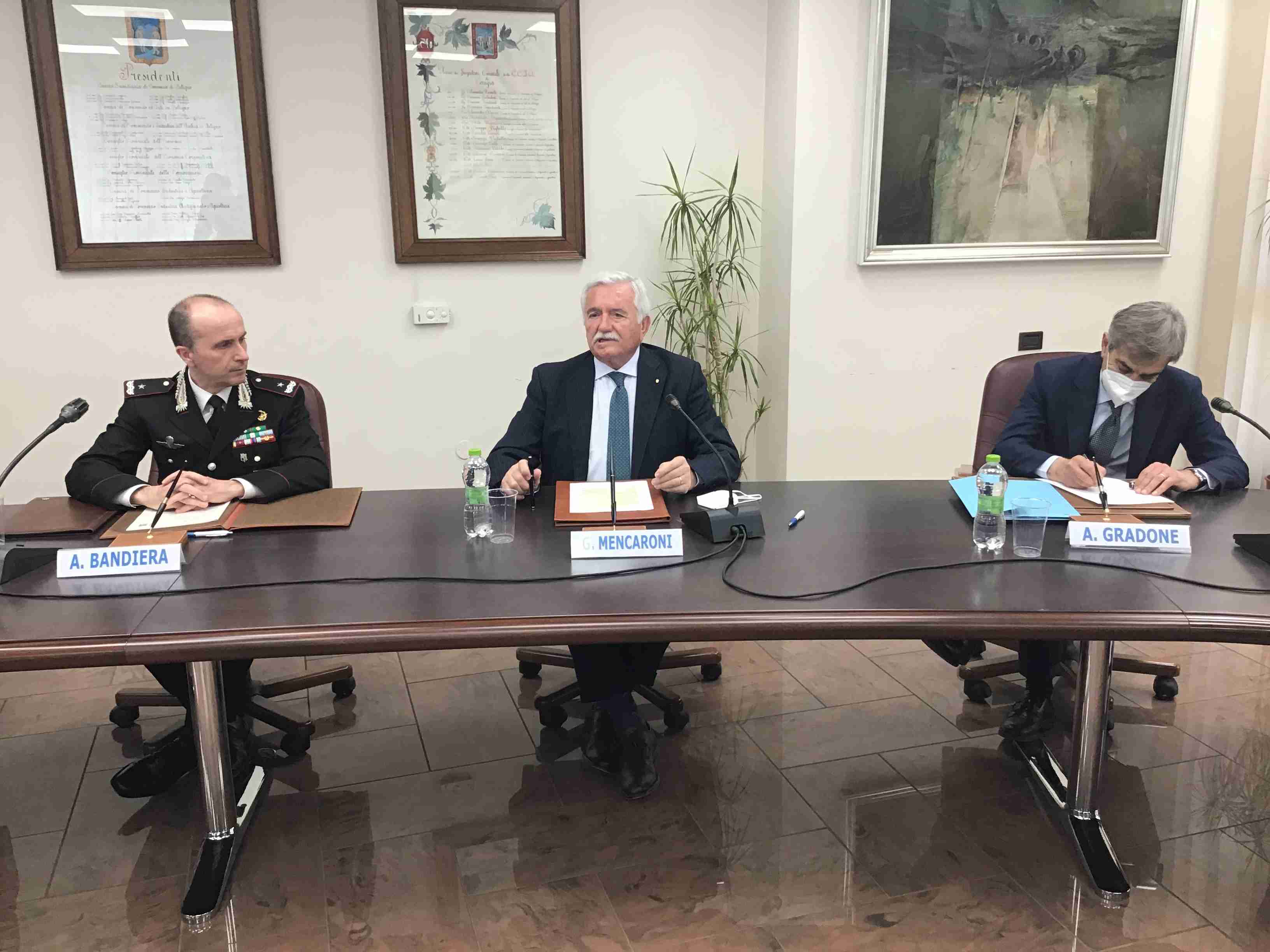 Foto 3 ll Generale Bandiera il Presidente Mencaroni e il Prefetto Grandone