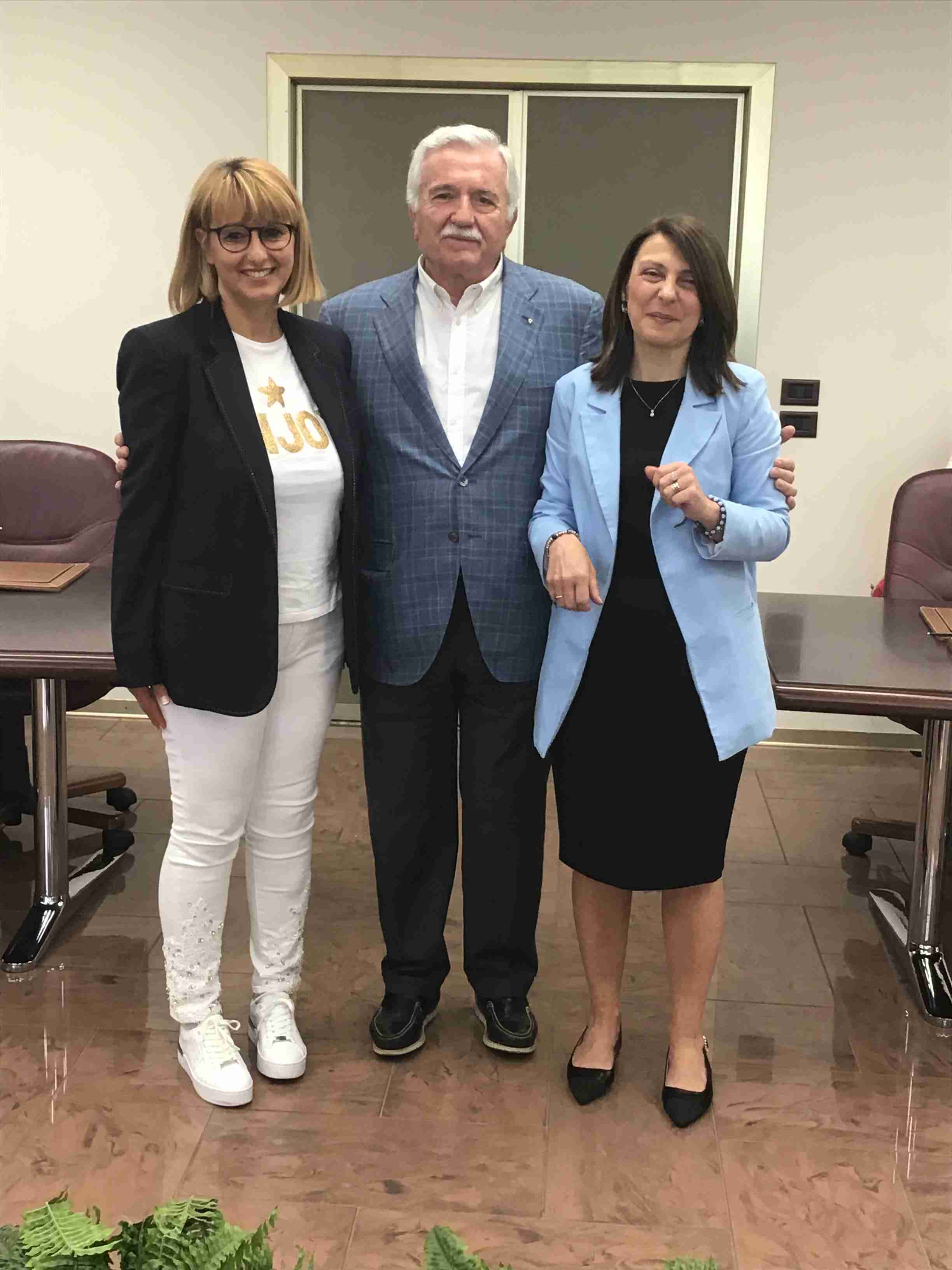 Il Presidente della CCIIAA Umbria Giorgio Mencaroni con le nuove Vice Presidenti del CIF Rosalba Cappelletti a sinistra e Claudia Franceschelli a destra