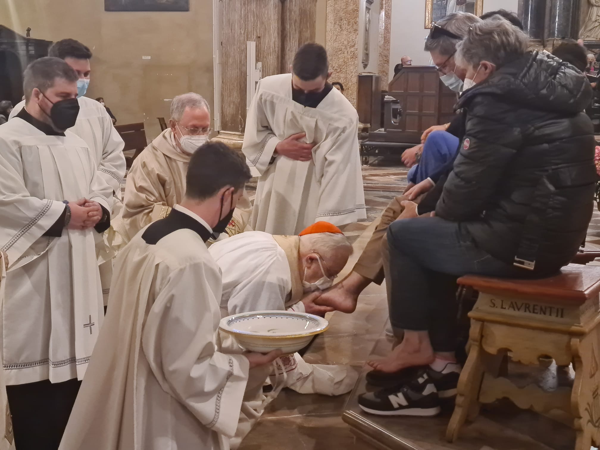card bassetti compie rito lavanda piedi ad operatori sanitari in cattedrale f1