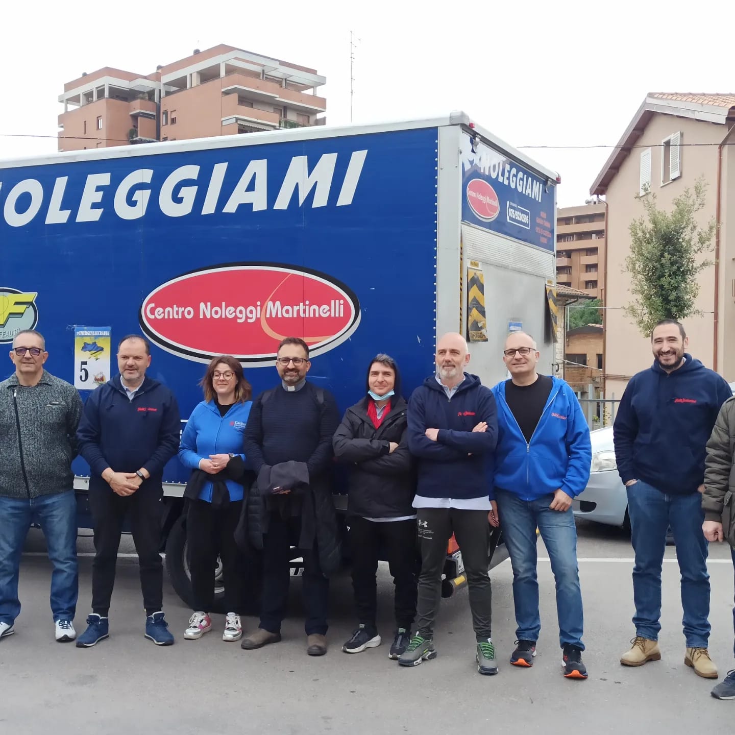 don marco briziarelli al centro tra i volontari in partenza per i campi profughi in polonia 
