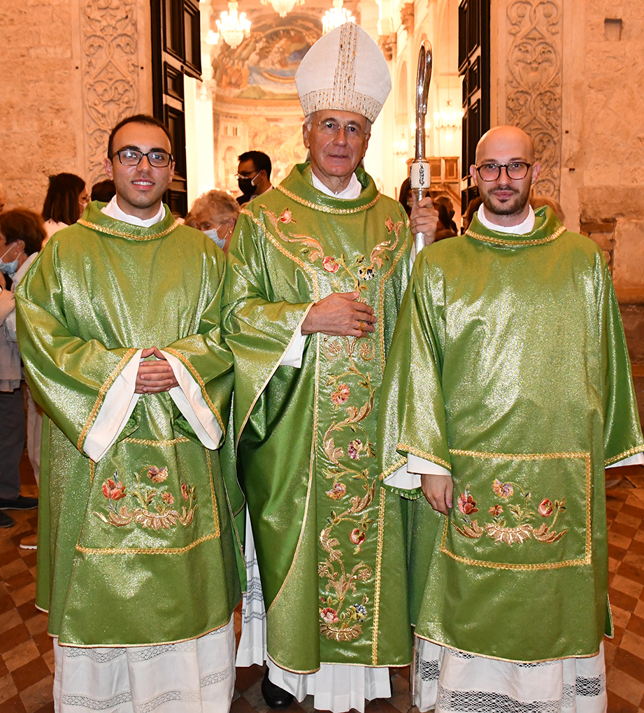 Luca e Salvatore con mons. Boccardo il giorno dellordinazione diaconale
