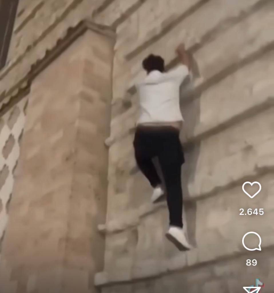 arrampicatore parete destra ingresso principale cattedrale perugia .webp