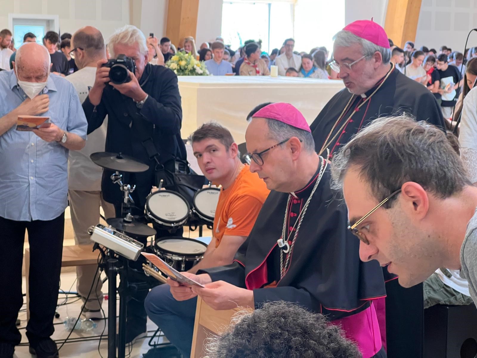 mons. maffeis incontra i giovani il giorno del suo inizio ministero episcopale 11 set 2022