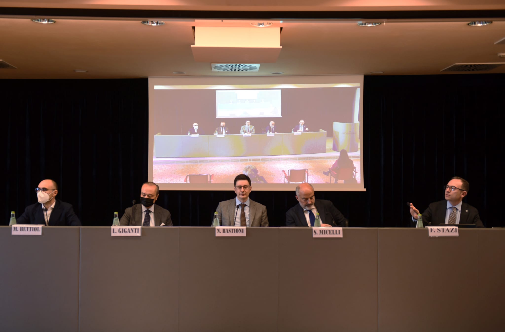 Il tavolo dei relatori
