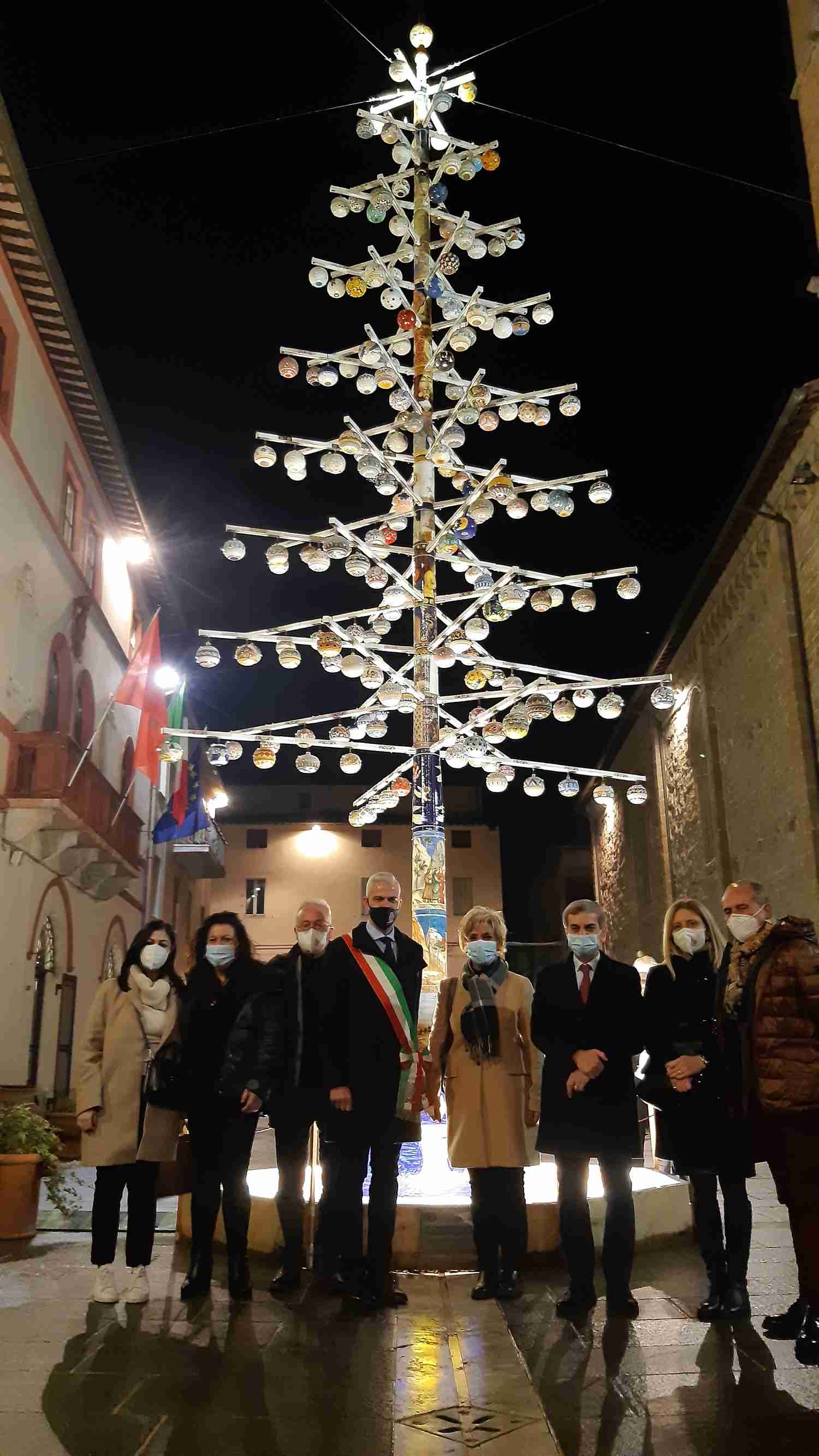 Foto albero in ceramica acceso