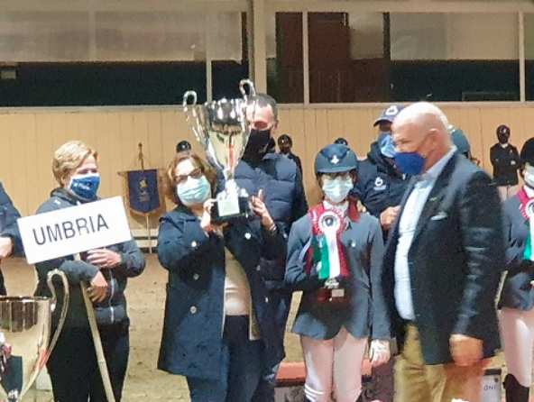 Mirella Bianconi alza la coppa