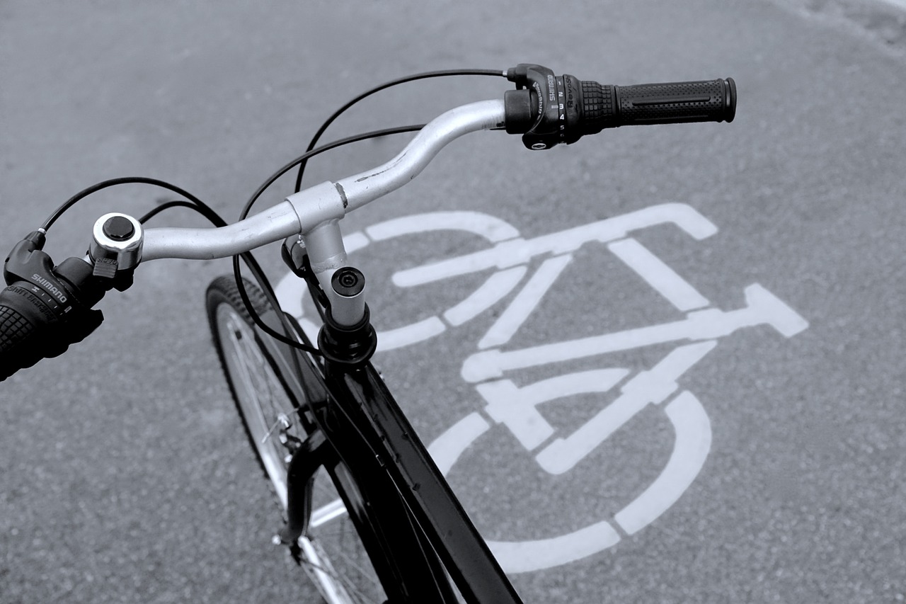 bicycle path 830216 1280
