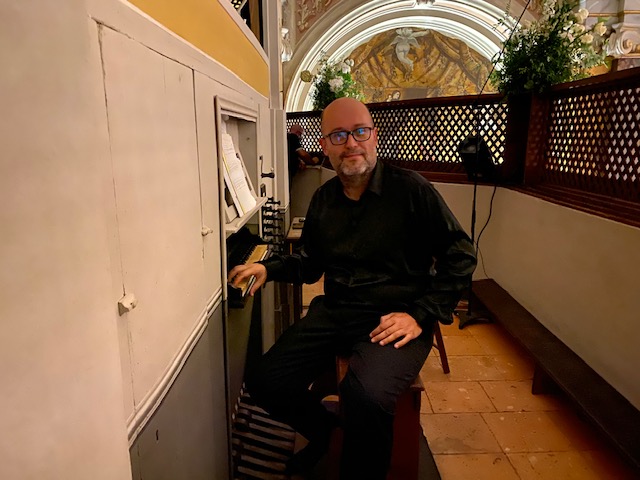 il maestro adriano falcioni alla tastiera organo duomo di cdp